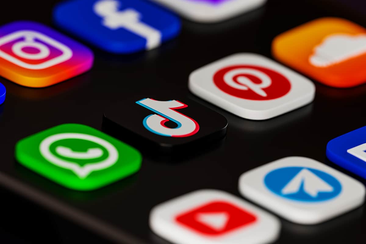 Conectados al éxito: la influencia de las redes sociales en la cultura popular